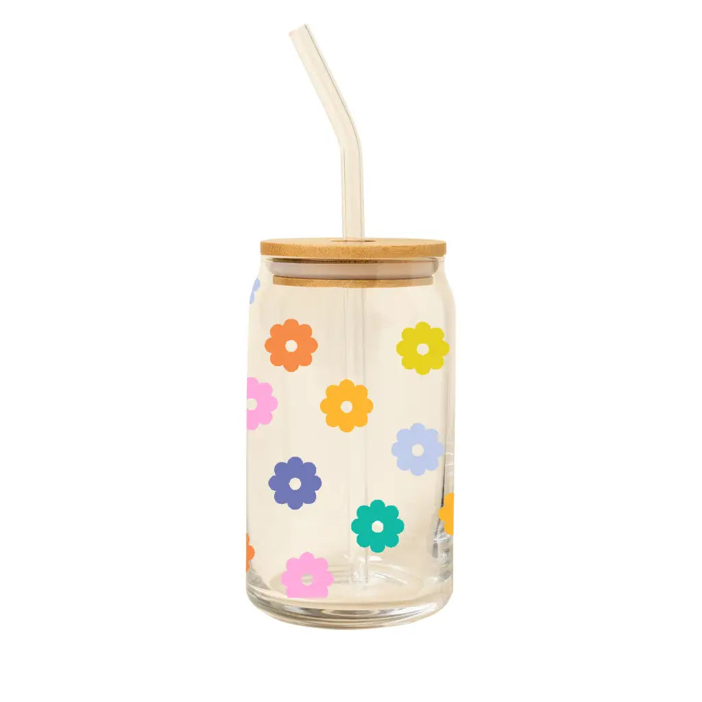“Sippin’ in Bloom” – Daisy Can Glass filled with iced coffee on a sunny windowsill
“Floral Sips” – Glass styled with fresh daisies, a journal, and a gold pen
“Retro Refresh” – Daisy cup on a picnic blanket with citrus slices and sunglasses