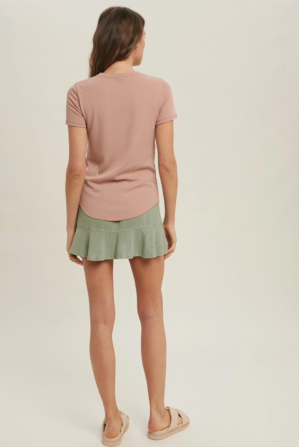 Neutral ribbed knit t-shirt, perfect for everyday outfits.
