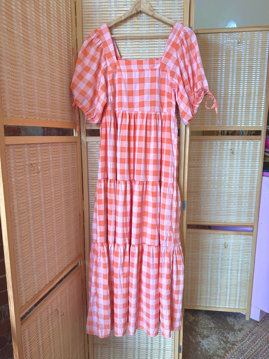 Square neck midi with tie sleeves and pockets.